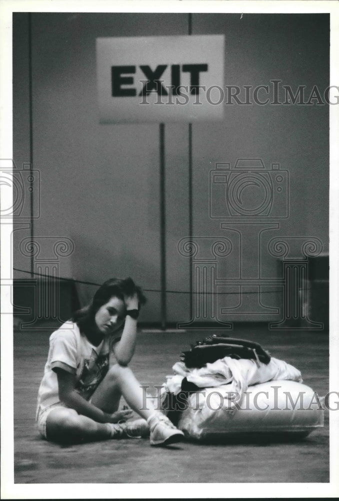 1988 Malinda Vallance waits at Shopping Spree for All in Houston - Historic Images