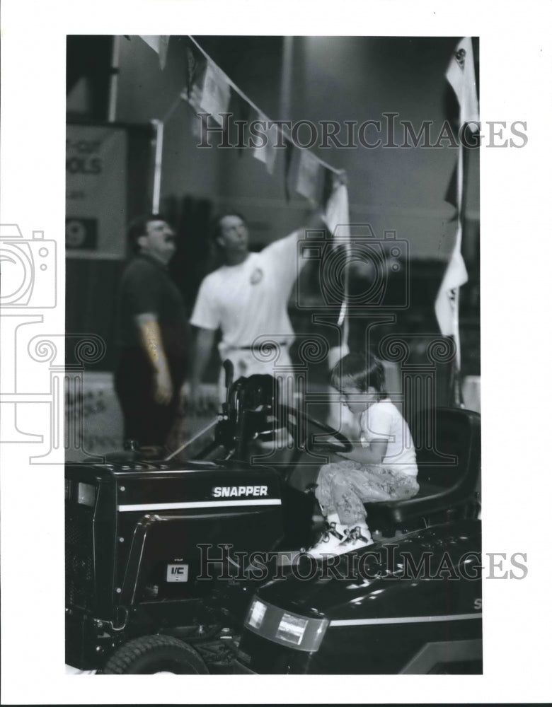 1992 Press Photo Zach Neadom sits on mower at Do-It-Yourself Expo in Houston - Historic Images