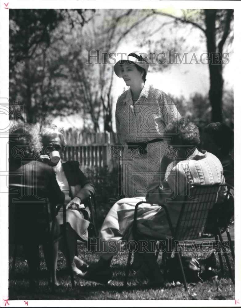 1989 Evonne Salmon talks at Miss Mamie's tea at George Ranch, Texas - Historic Images