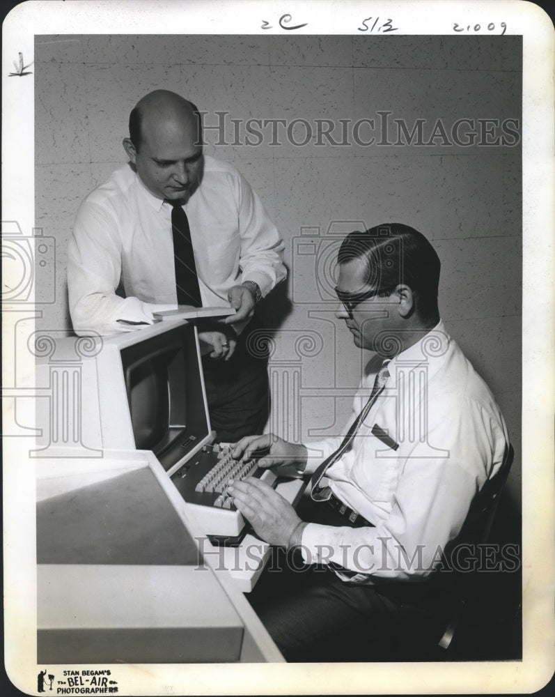 1969 Press Photo Getty Oil Co Techs W.A. Roper and J.E. Merchant at computer - Historic Images