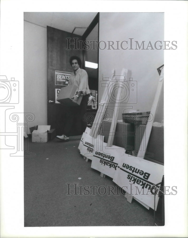 1988 Press Photo Dukakis/Bentsen campaign worker brings in pamphlets in Houston - Historic Images
