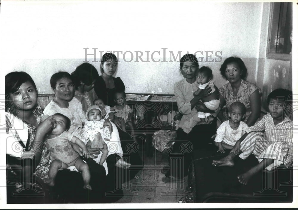 1989 Vietnamese Mothers With Sick Children at Pediatric Hospital #1 - Historic Images