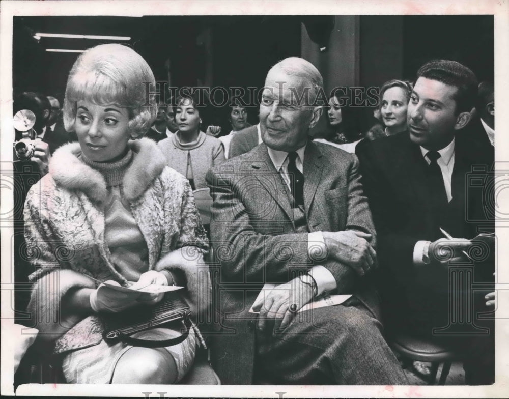 1966 Press Photo Actor Maurice Chevalier Views Juan Serrano&#39;s Flamenco Guitar - Historic Images