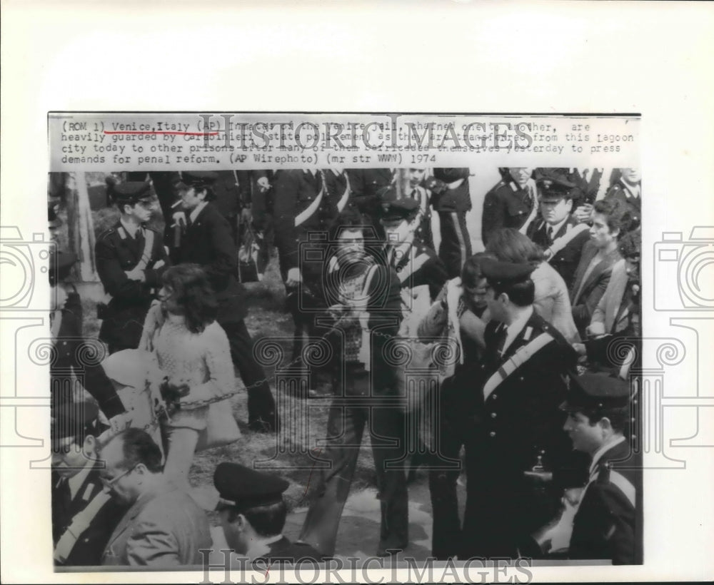 1974 Chained Venice jail inmates relocated as police stand guard - Historic Images