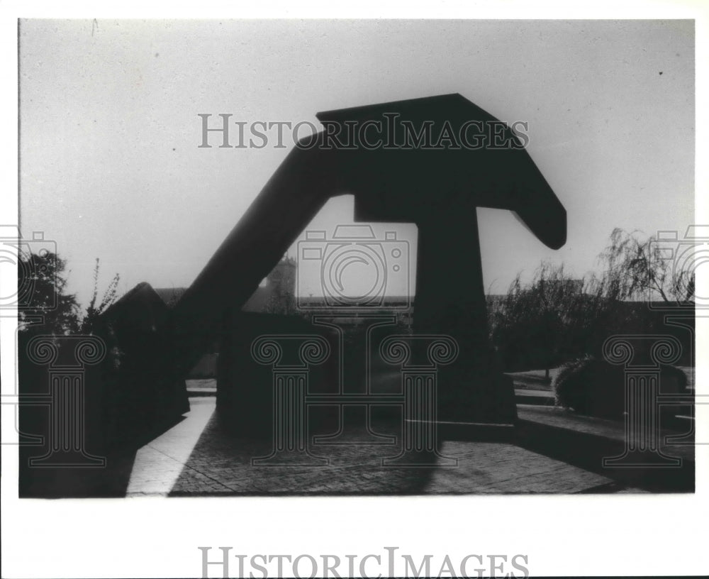 1981 Press Photo "High Plains Drifter" by Peter Reginato at Two Allen Center, TX - Historic Images