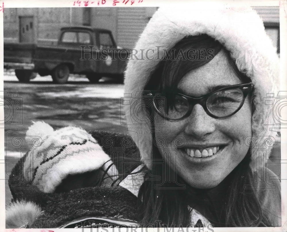 1971 Press Photo Ellen Greenberg carries her adopted baby papoose-style, Alaska - Historic Images