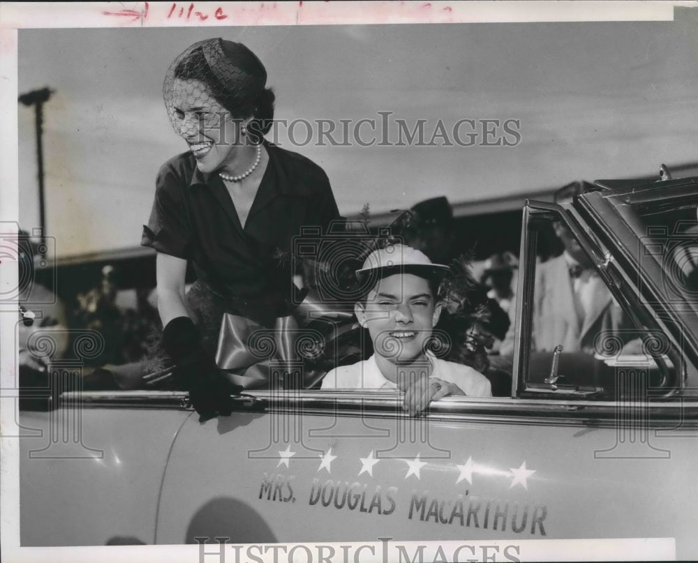 1951 Press Photo Mrs. Douglas MacArthur at Love Field, Dallas, Texas - hca24721 - Historic Images