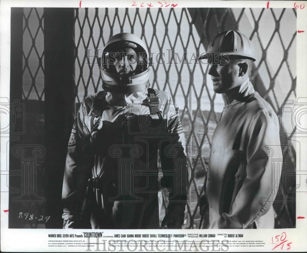 1968 Press Photo James Caan and Robert Duval in &quot;Countdown&quot; - hca24742 - Historic Images