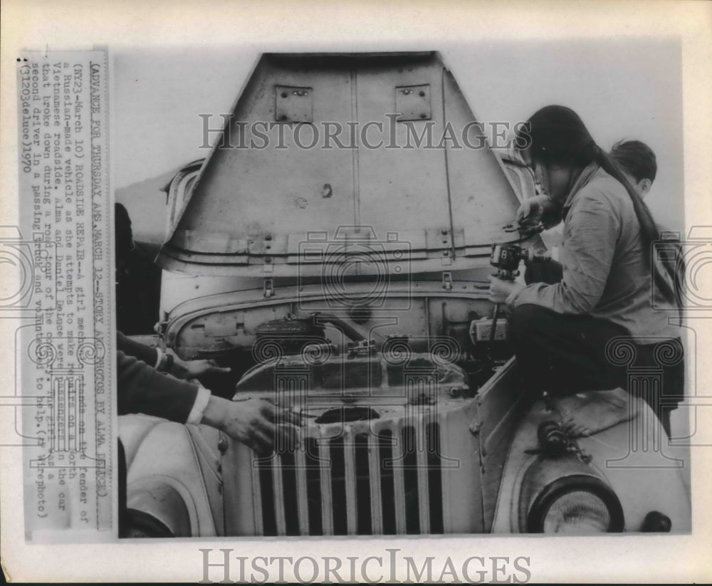 1970 Press Photo Girl mechanic repairs truck on North Vietnamese roadside-Historic Images