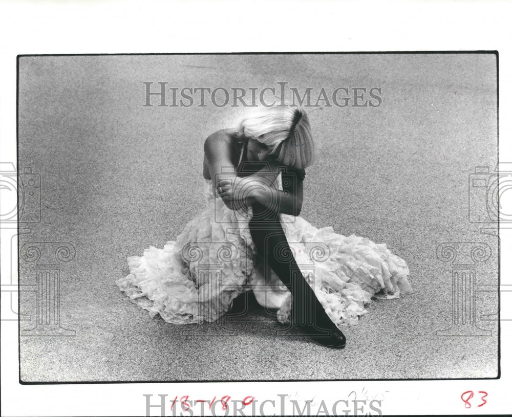 1982 Cancan girl Vicky Weeks takes a rest during rehearsal - Historic Images