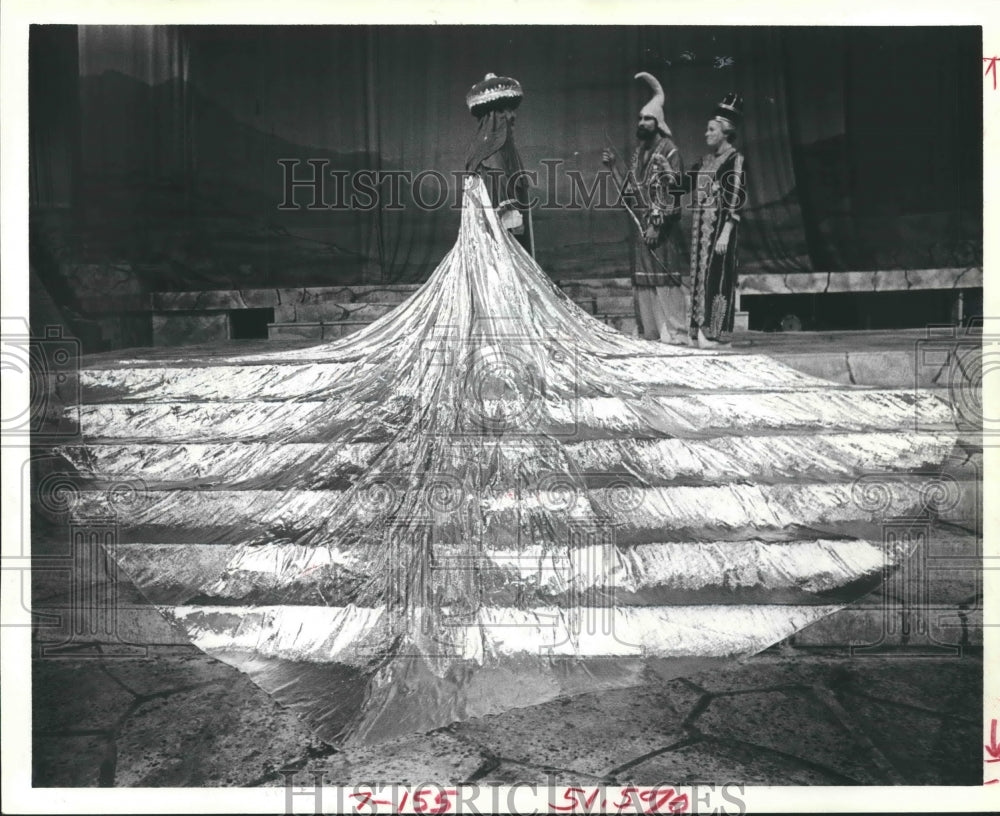 1980 21-Foot-Long Silver Lame Robe Worn in Christmas Pageant By King - Historic Images