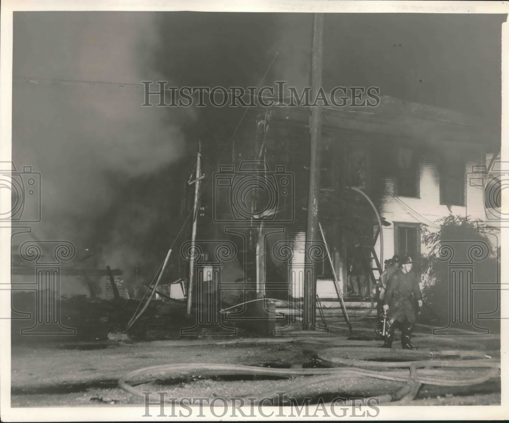 1954 Press Photo Men on scene of two alarm fire at Pease and Dowling in Houston - Historic Images