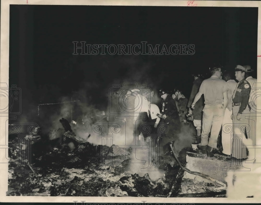 1955 Press Photo Houston house fire at 2800 Fidelity Rd. - hca24879 - Historic Images