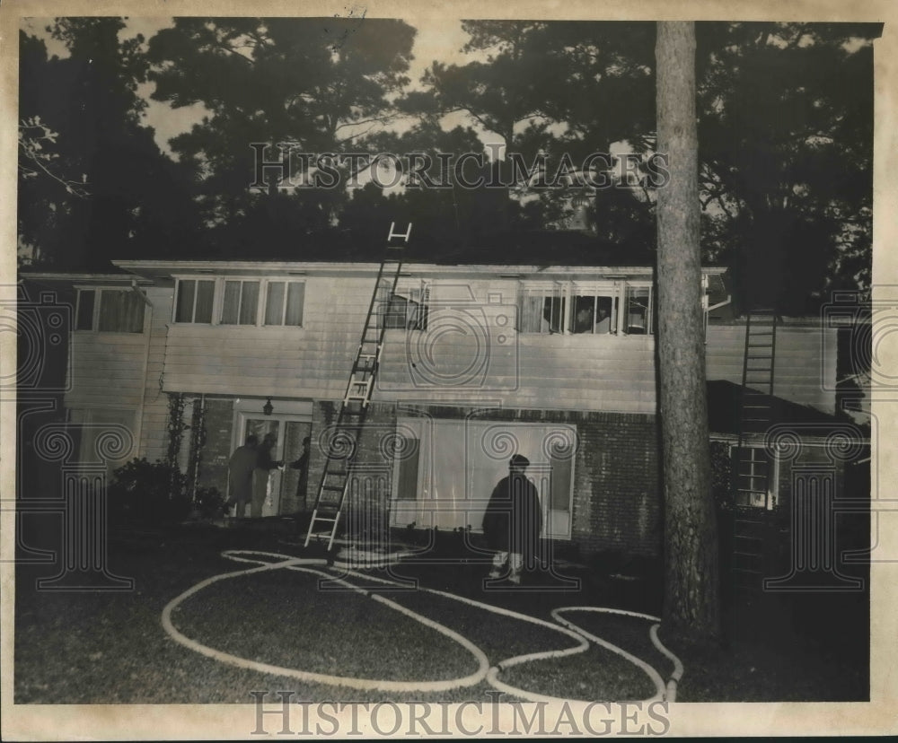 1955 Press Photo Firemen on scene of Houston house fire - Historic Images