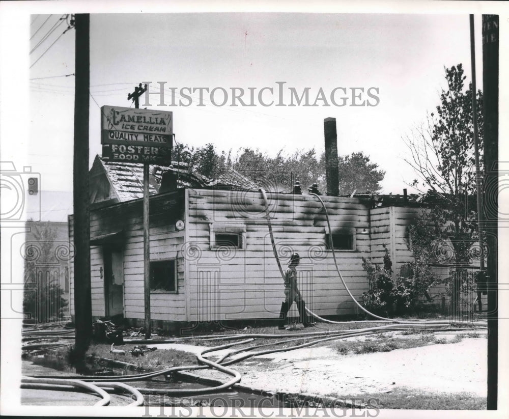 1962 Press Photo Firemen at Houston&#39;s Foster&#39;s Food Market, Damaged in Fire - Historic Images