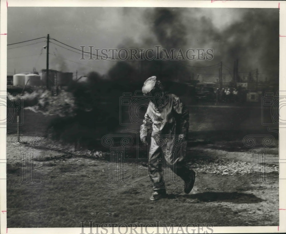 1962 Press Photo Fireproof Suit Allows Man To Take On Hot Job in Houston, Texas - Historic Images