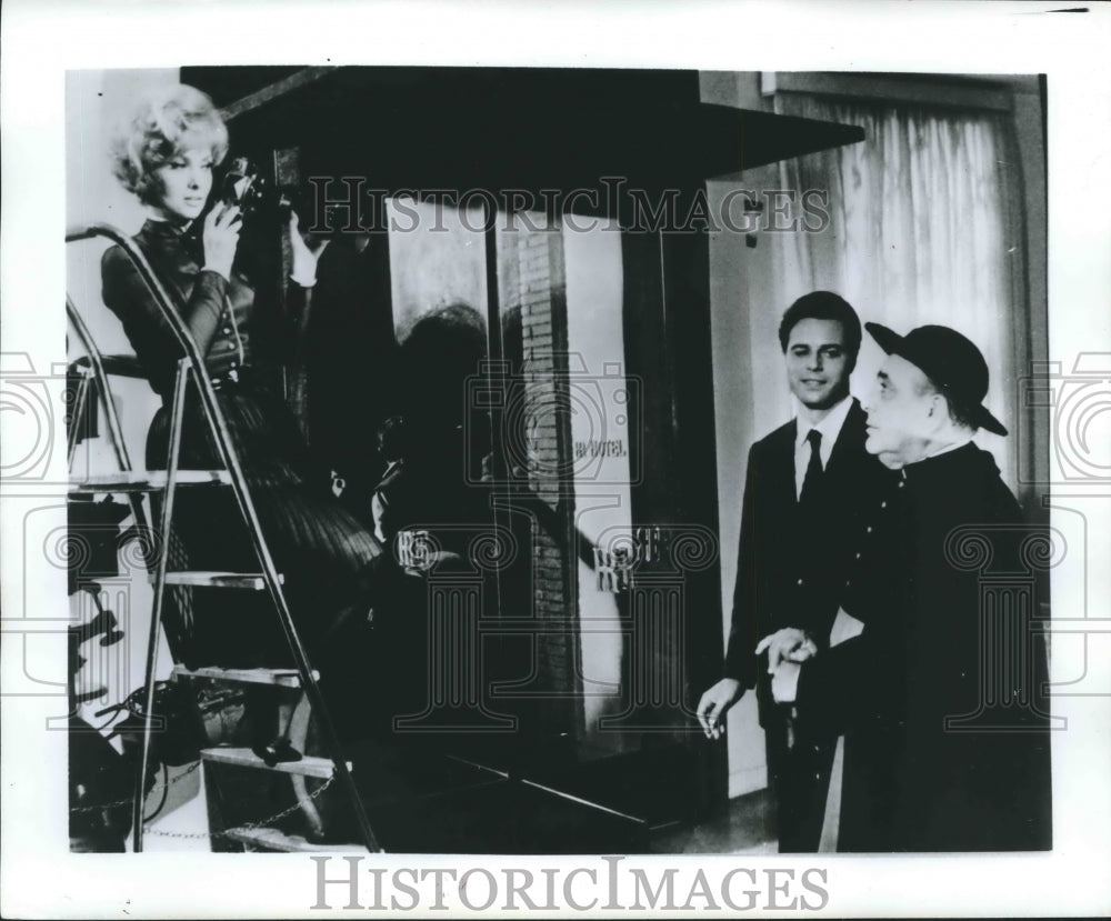 1970 Press Photo Gina Lollobrigida photographs Jean Sorel and Akim Tamiroff - Historic Images