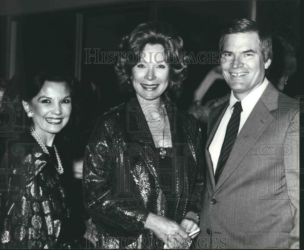 1983 Press Photo Linda McReynolds, Shirley MacLaine and Dr. Walter McReynolds- Historic Images