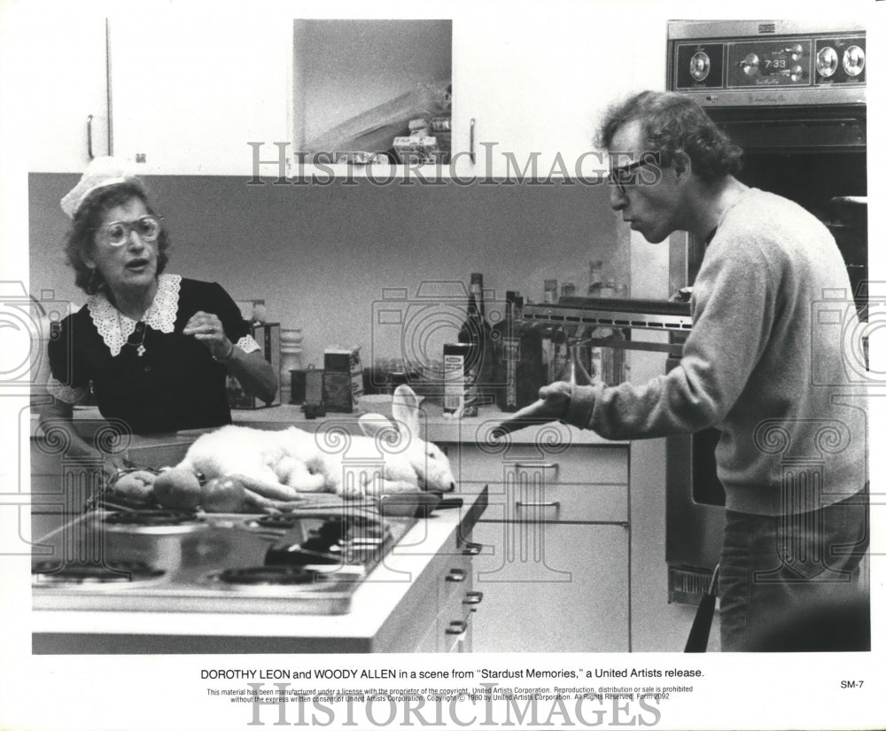 1980 Press Photo Woody Allen &amp; Dorothy Leon in a scene from &quot;Stardust Memories&quot; - Historic Images