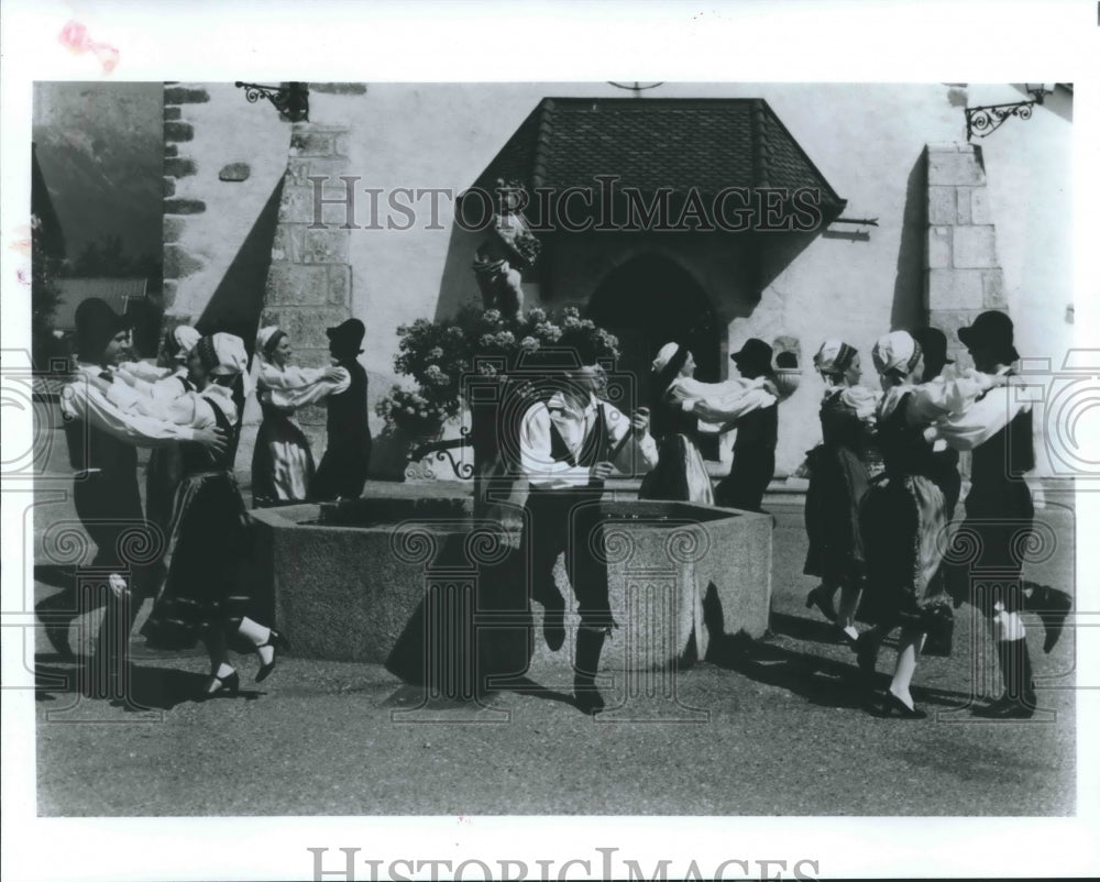 1988 Press Photo Couples folk dancing around fountain - hca25100- Historic Images