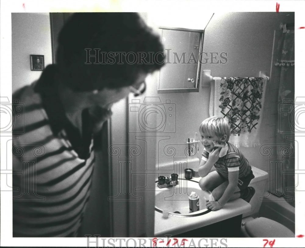 1983 Press Photo Bill Bentley watches son Paul shave in Houston - hca25116 - Historic Images