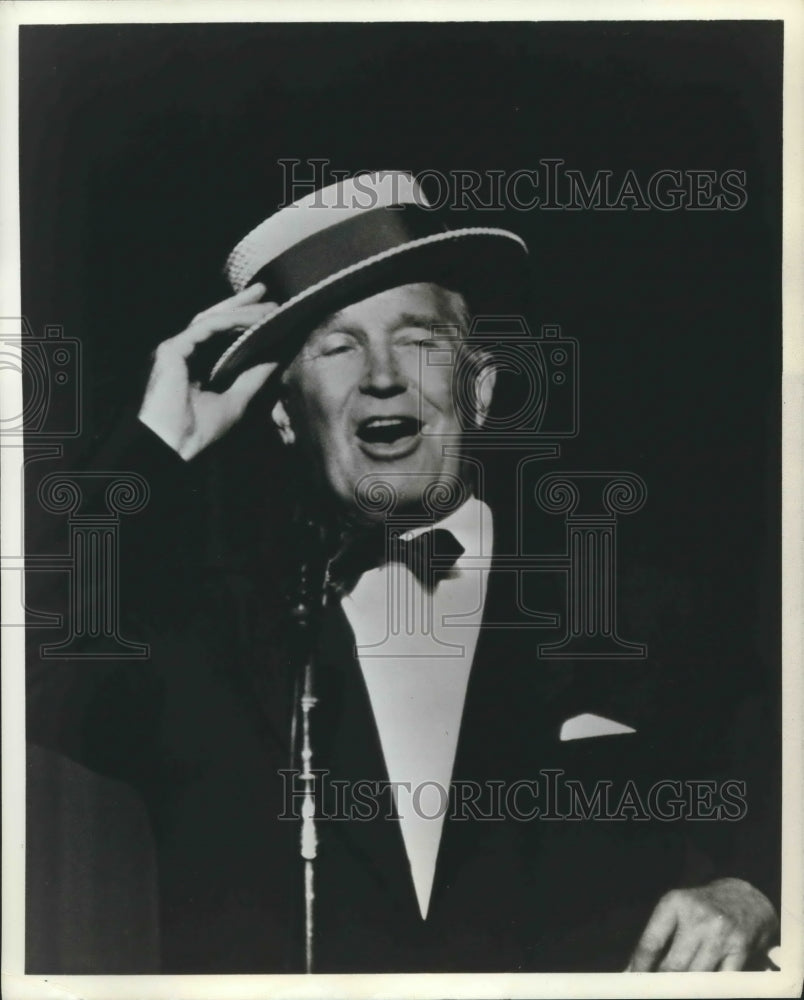 1975 Press Photo Maurice Chevalier Performs Before a Microphone - hca25133-Historic Images