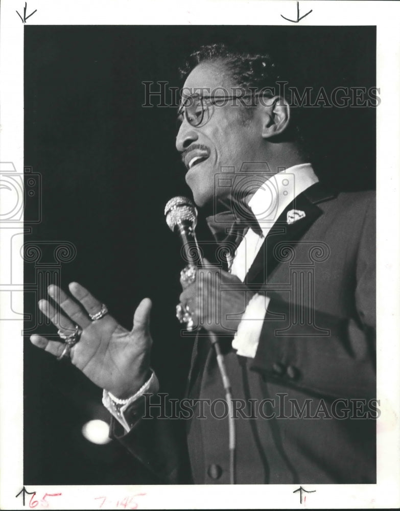 1984 Press Photo Sammy Davis Jr. Sings During 1984 Houston Concert, Texas- Historic Images