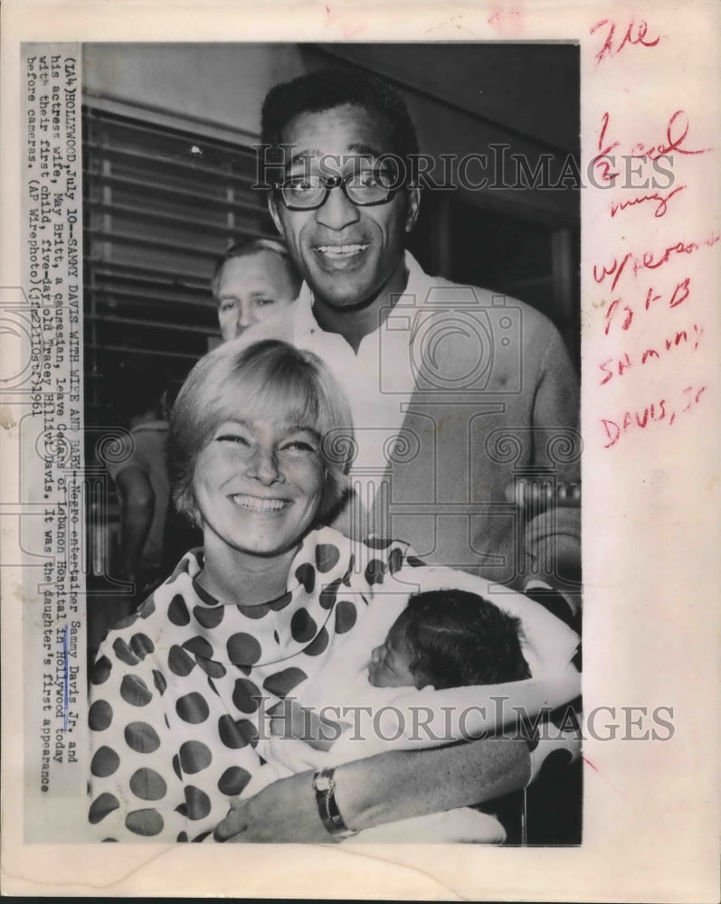 1961 Press Photo Sammy Davis, Jr., wife May Britt and 5-day old Tracey in CA - Historic Images