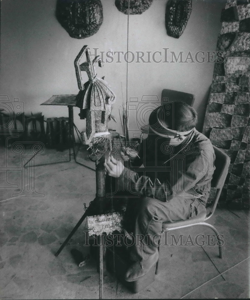 1969 Press Photo Sculptor Madero Concentrates on Structure From Mexico - Historic Images