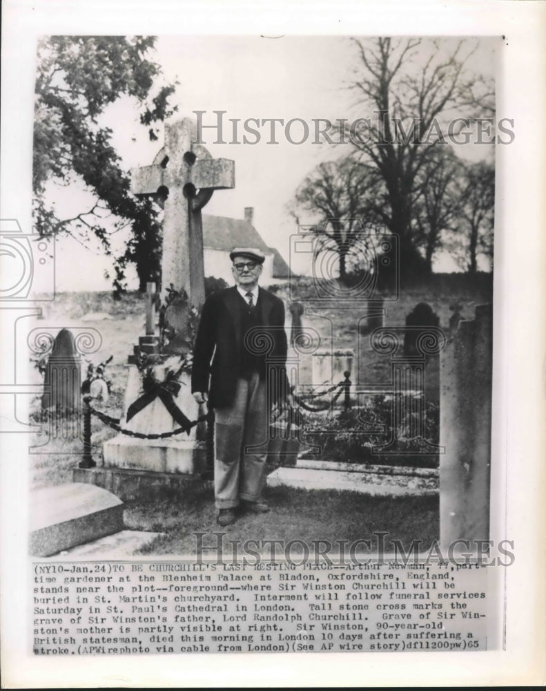1965 Press Photo Arthur Newman Near Sir Winston Churchill's Final Resting Place - Historic Images