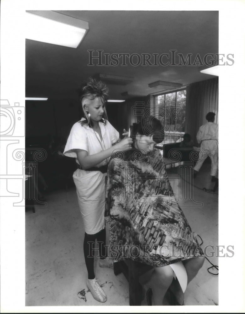 1986 Cat Huey cuts Pauline Collins hair - Historic Images
