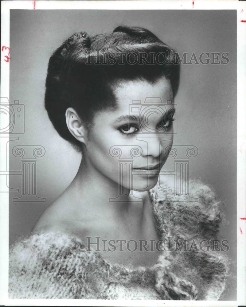 1980 Soft, folded look hairstyle - Historic Images