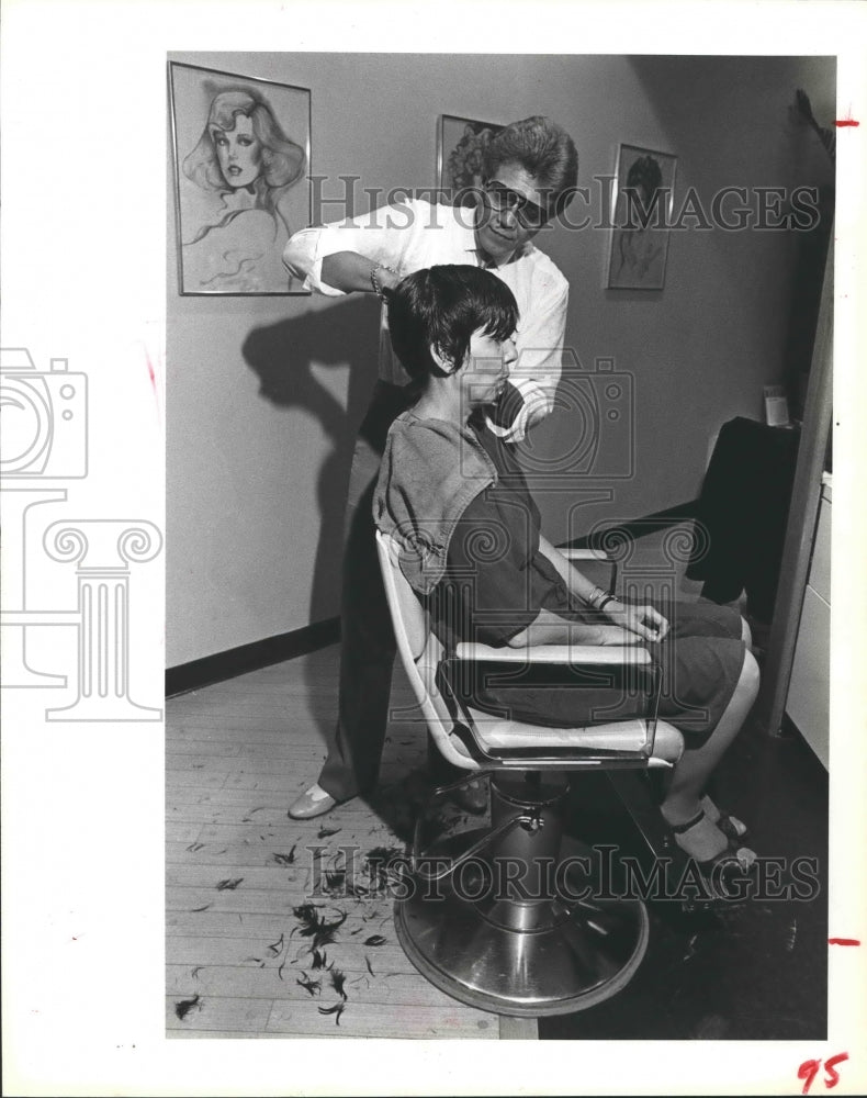 1983 Frank Fruit gives Evelyn Hight a razor cut - Historic Images