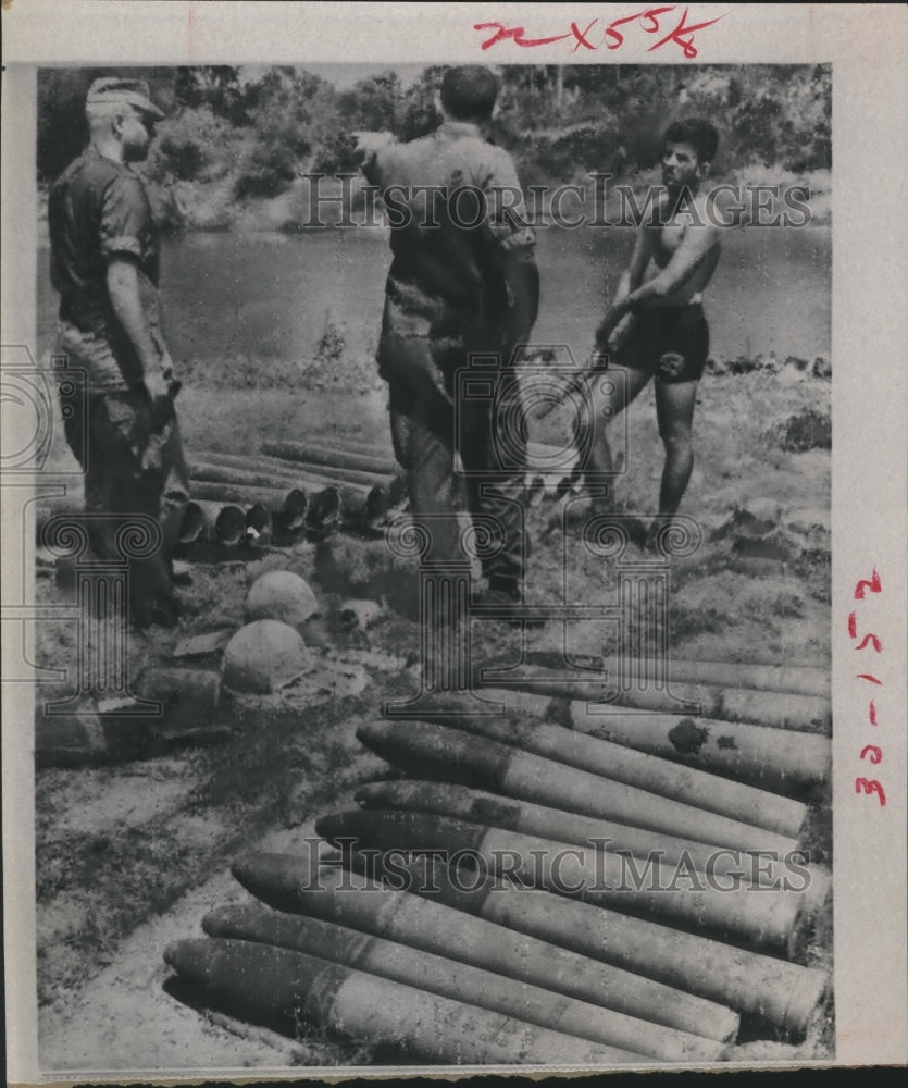 1967 Press Photo Marines on banks of Yen River, Da Nang - hca25297-Historic Images
