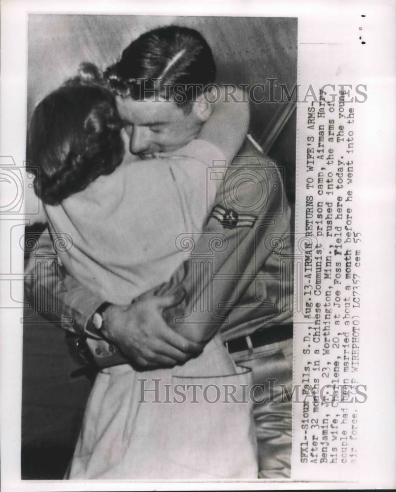 1955 Press Photo Airman Harry Benjamin hugs wife Charlene after China release - Historic Images