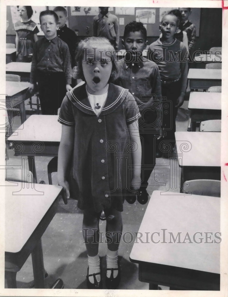 1964 Press Photo School children stand for pledge of allegiance to flag - Historic Images