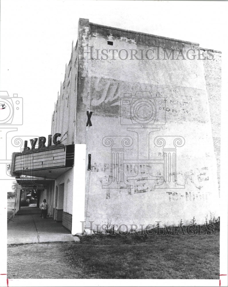 1975 Flatonia, Texas' only movie house - Historic Images