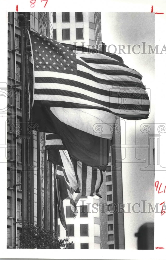 1982 American and Texas flags fly at One Shell Plaza, Houston, TX - Historic Images