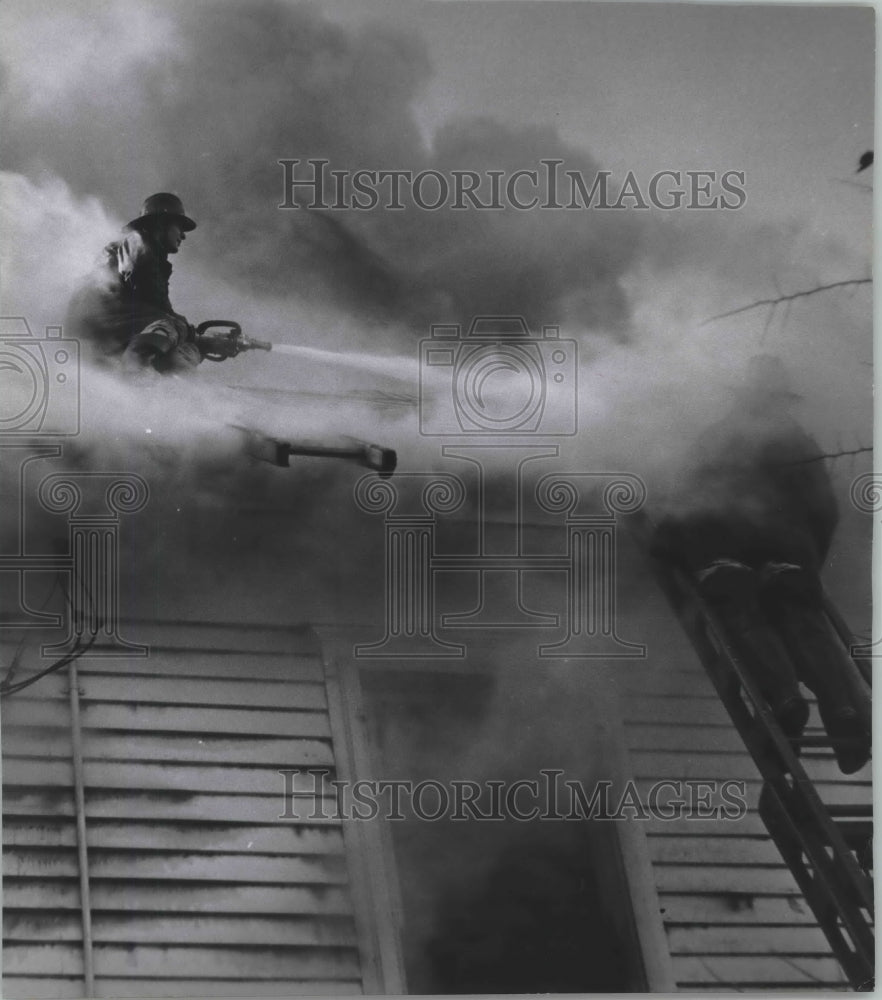 1964 Press Photo Firemen fight fire on Austin Street in Houston, Texas. - Historic Images