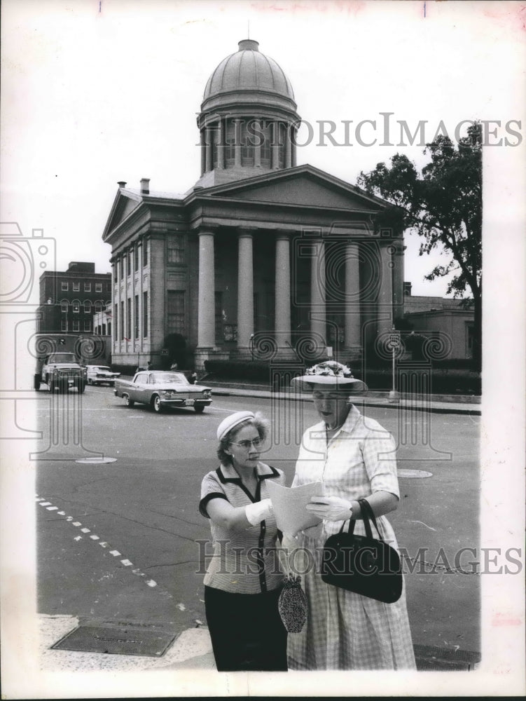 1961 Press Photo Women hold petition against funding for MacArthur Memorial - Historic Images