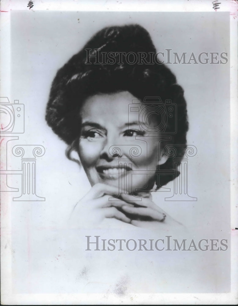 1980 Katharine Hepburn starring in "A Matter of Gravity" - Historic Images