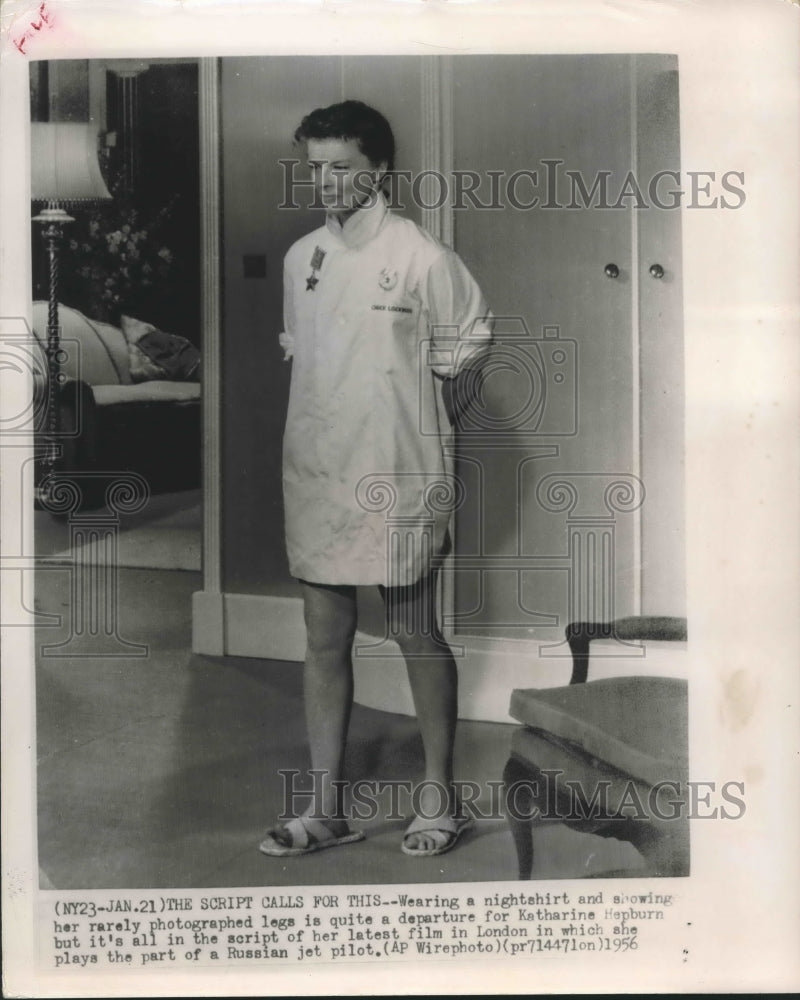 1956 Press Photo Actress Katharine Hepburn wears nightshirt - hca25582 - Historic Images