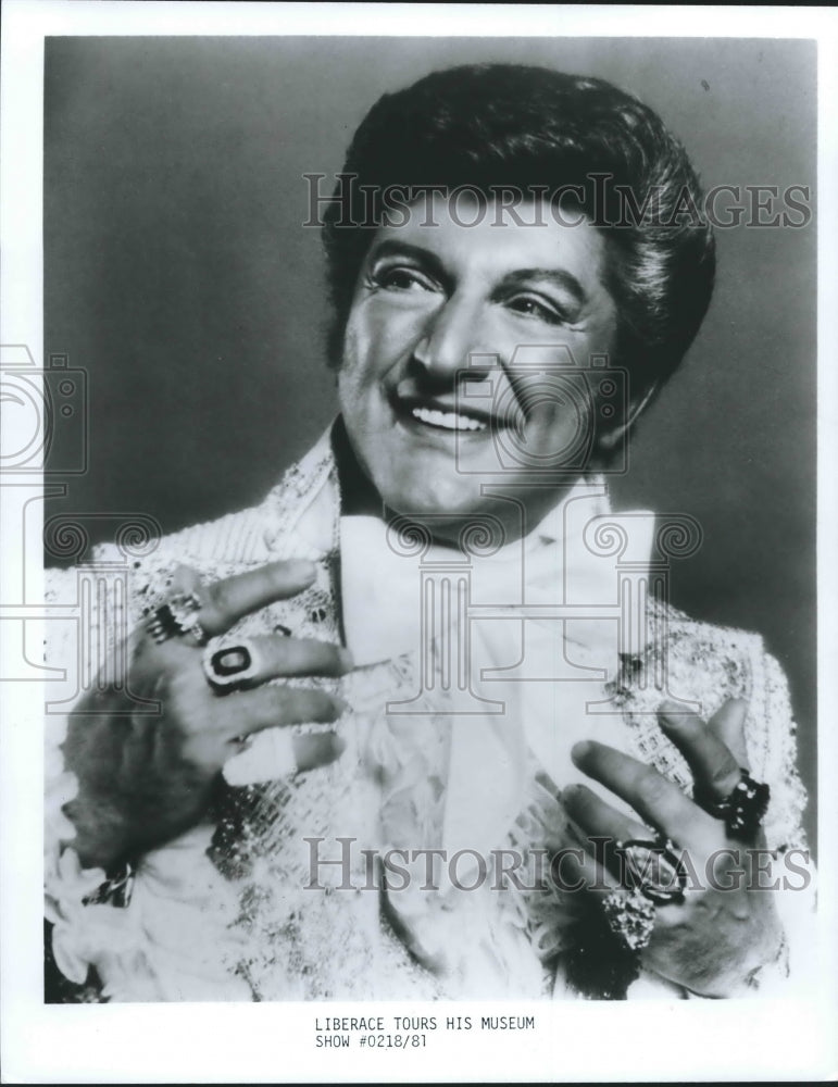 1981 Entertainer Liberace Tours His Museum Show - Historic Images