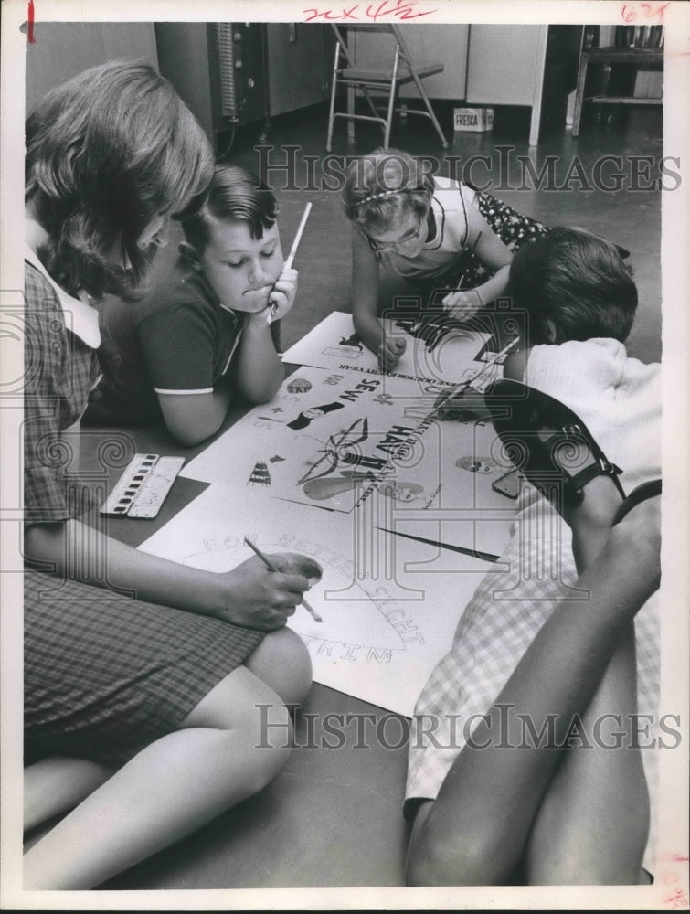 1968 Press Photo Making Posters to Stress Better Vision at Fonde Rec Center - Historic Images