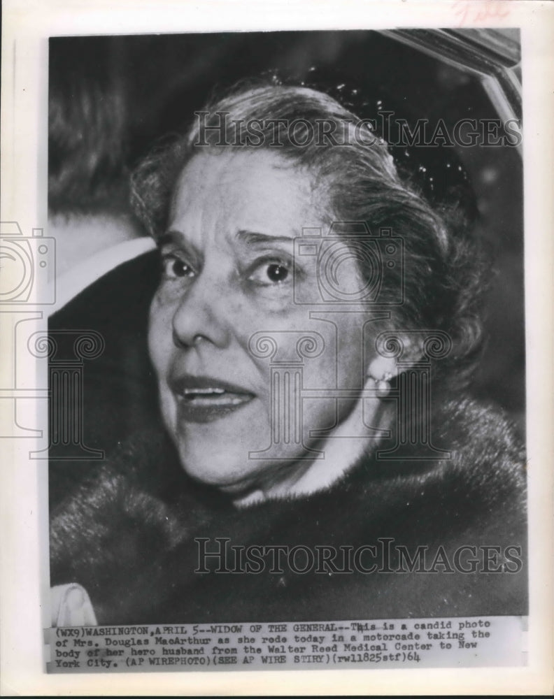 1964 Press Photo Widow of the General, Mrs. Douglas MacArthur rides in motorcade - Historic Images