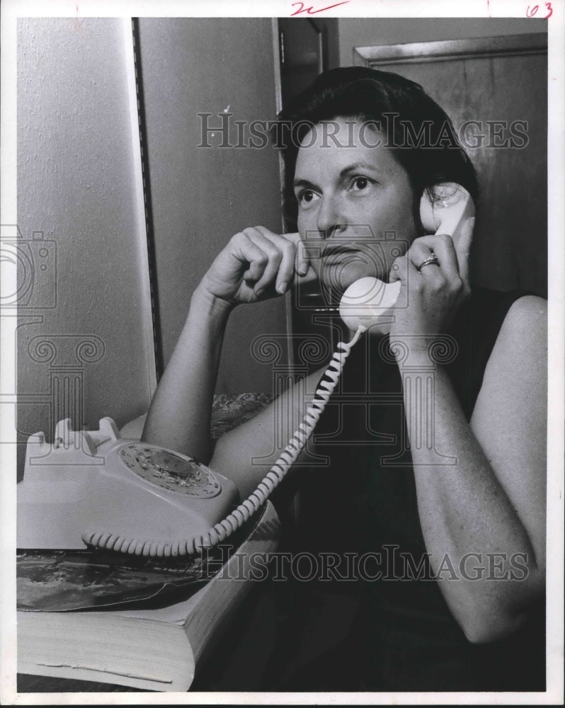 1969 Press Photo Fish Organization volunteer Mrs. Arthur E. Murray on phone - Historic Images