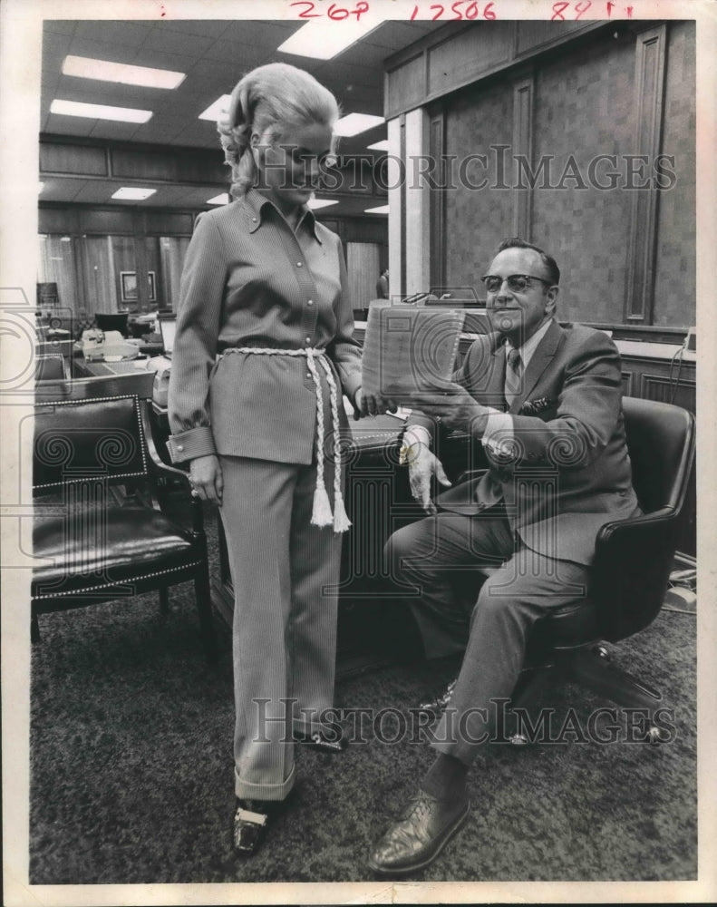 1969 Press Photo Bank teller Pat Tibbs models uniform with V.P.Clyde Godbold - Historic Images