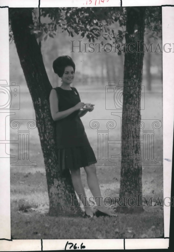 1967 Press Photo Woman in dress beside trees - Houston fashion - hca25850 - Historic Images
