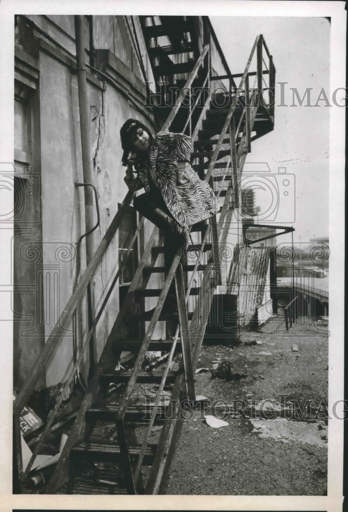 1967 Press Photo Fashion Model posing in alley wears calfskin jacket - Houston - Historic Images