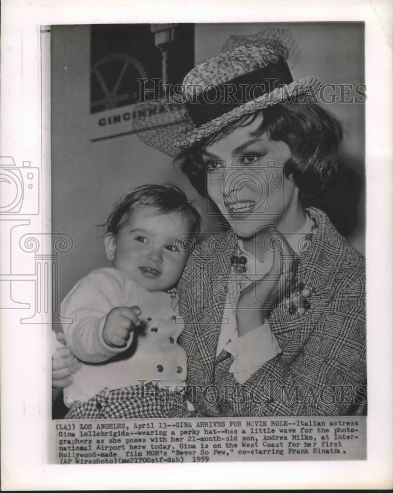 1959 Press Photo Italian actress Gina Lollobrigida with son in Los Angeles - Historic Images